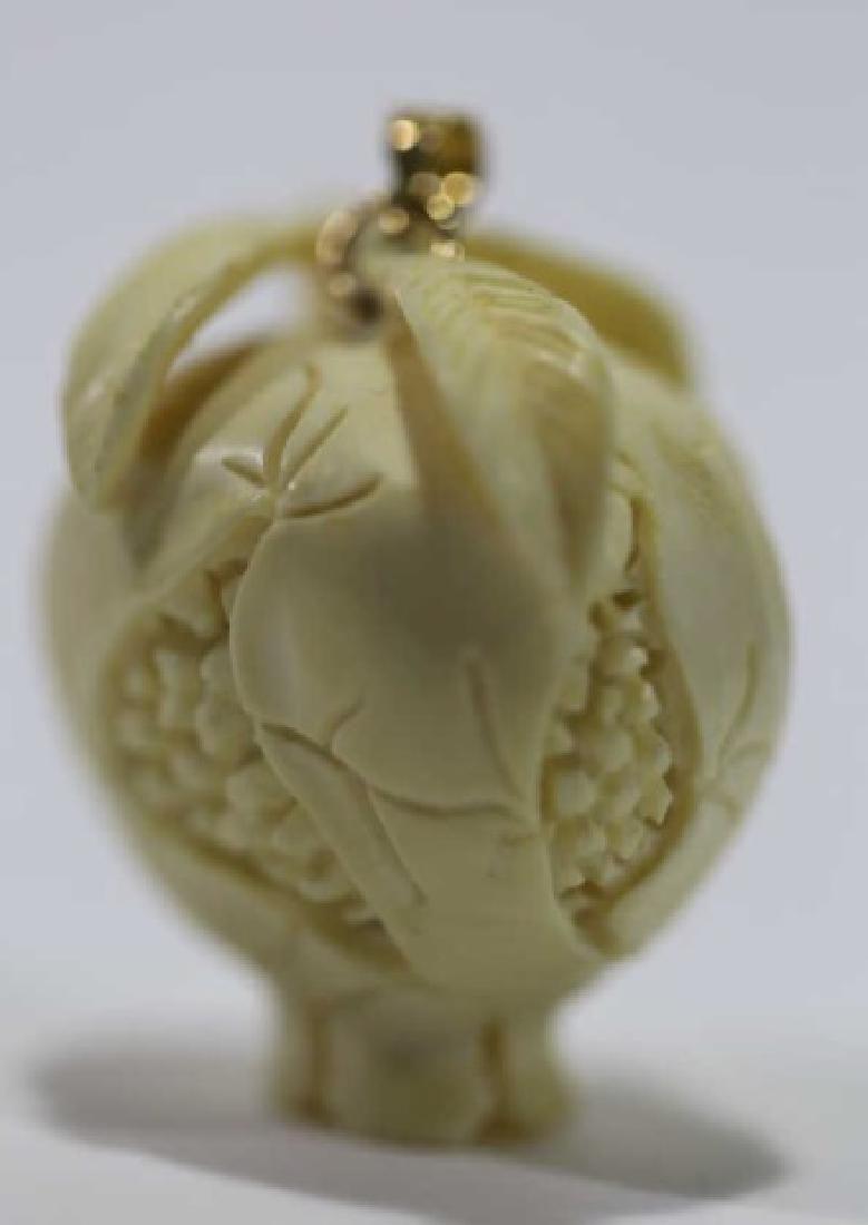 CHINESE ANTIQUE HAND CARVED 14KYG MOUNT PENDANT: CHINESE ANTIQUE HAND CARVED PASSION FRUIT & 14KYG MOUNT PENDANT