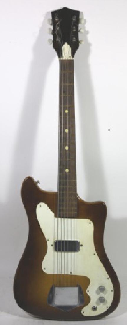 VINTAGE ELECTRIC GUITAR: VINTAGE ELECTRIC GUITAR / NO KNOWN MAKER MARK WITH CASE