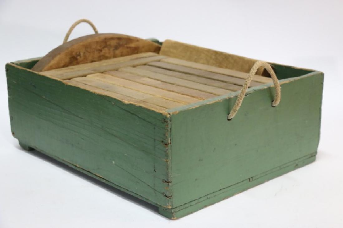 AMERICAN ANTIQUE PRIMITIVE PAINT CRATE BIN: AMERICAN ANTIQUE PRIMITIVE PAINT ROPE HANDLE CRATE BIN