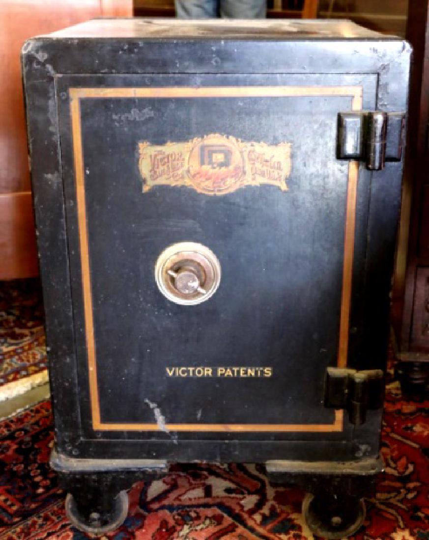 THE VICTOR SAFE & LOCK CO. CINN. OH. ANTIQUE SAFE: THE VICTOR SAFE & LOCK COMPANY CINCINNATI, OHIO. ANTIQUE SAFE WITH COMBINATION