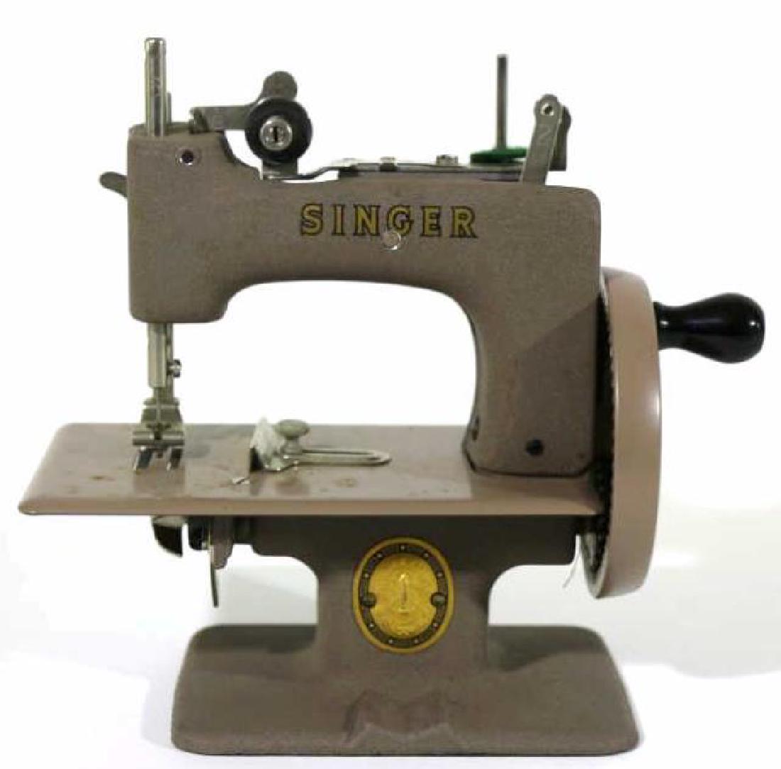 SINGER "SEWHANDY" VINTAGE CHILDS SEWING MACHINE (1 of 4)