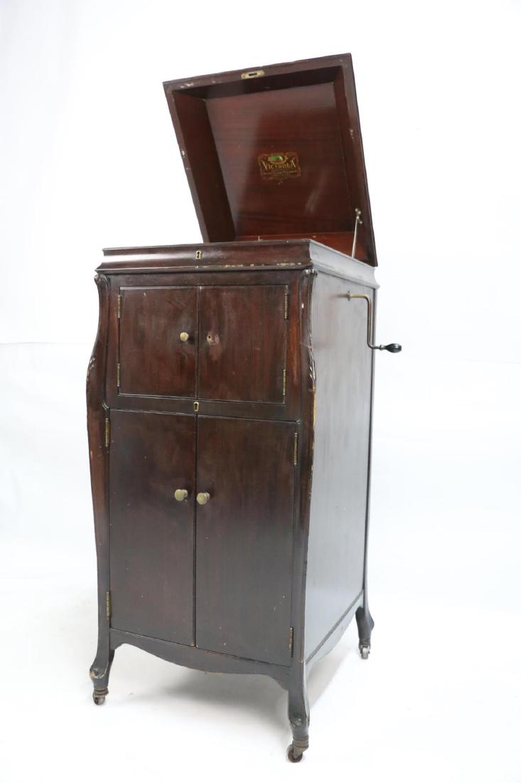 VICTOROLA  TALL MAHOGANY  ANTIQUE TALKING MACHINE (1 of 12)