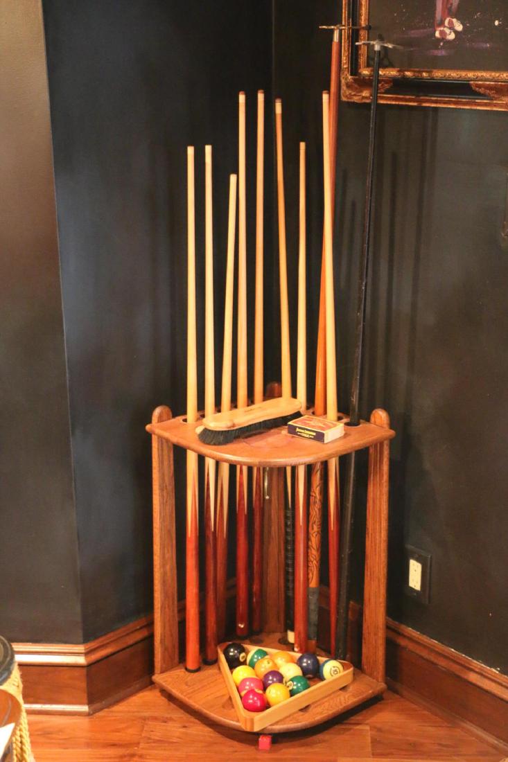 BRUNSWICK CORNER POOL CUE RACK WITH ACCCESORIES