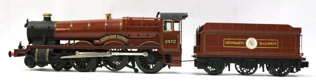 HOGWARTS RAILWAY ENGINE 3972 & COAL TENDER: HOGWARTS RAILWAY ENGINE 3972 & COAL TENDER