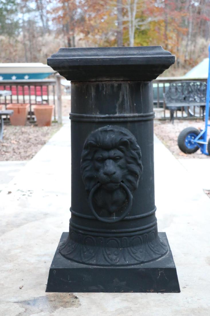 ANTIQUE CAST IRON LION HEAD RING HITCHING PEDESTAL: ANTIQUE CAST IRON LION HEAD RING HITCHING PEDESTAL