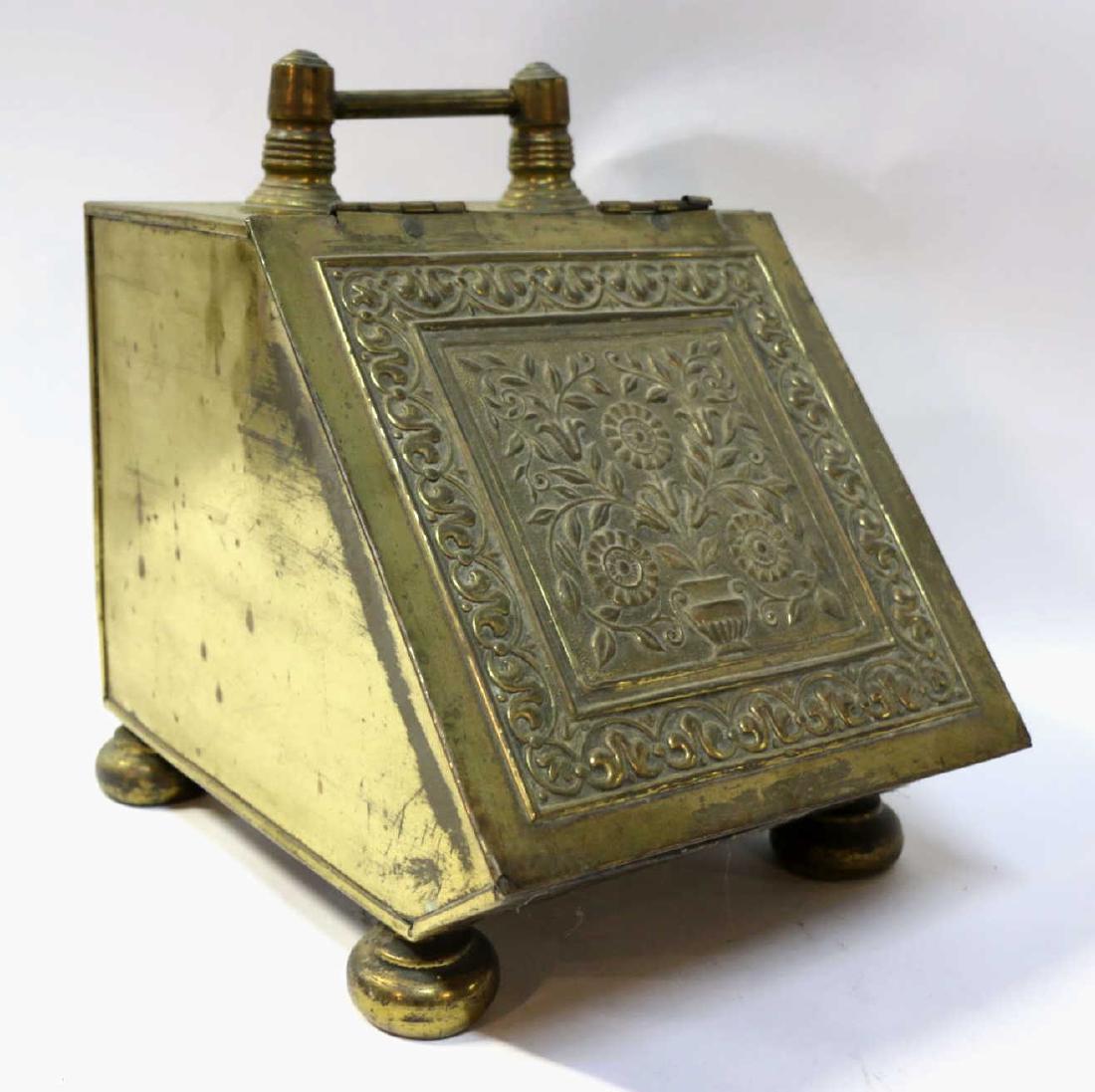 ENGLISH ANTIQUE BRASS HAND CHASED FOOTED FIRE BOX: ENGLISH ANTIQUE BRASS & TOLE HAND CHASED FOOTED FIRE BOX
