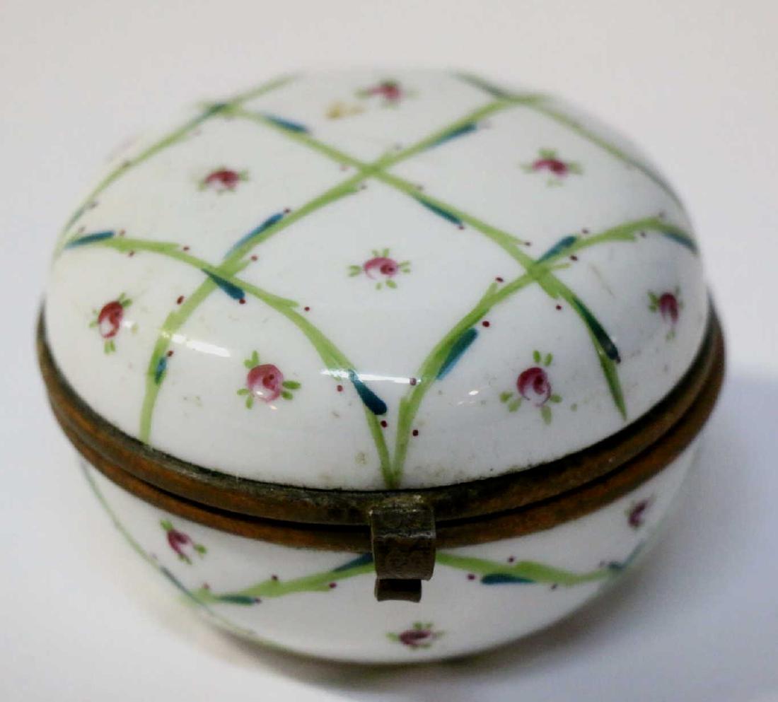 FRENCH ANTIQUE PORCELAIN LADIES DRESSER BOX: FRENCH ANTIQUE PORCELAIN LADIES DRESSER BOX