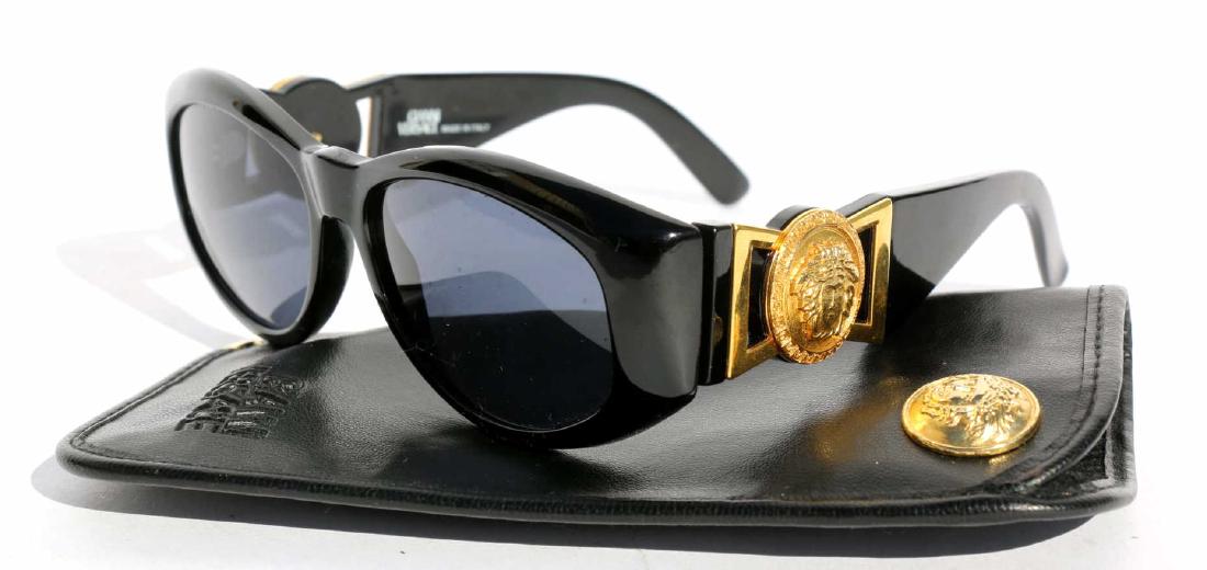 GIANNI VERSACE ITALIAN FINE LADIES SUNGLASSES: GIANNI VERSACE ITALIAN FINE LADIES SUNGLASSES IN ORIGIAL CASE