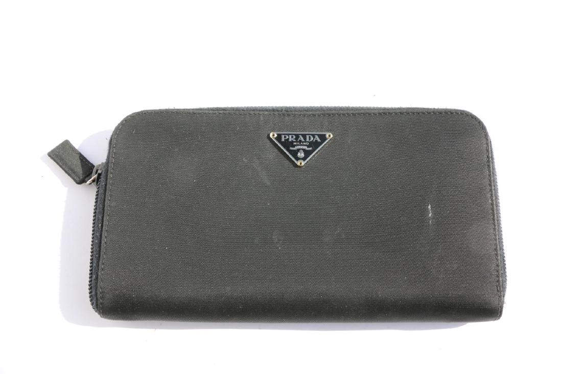 PRADA VINTAGE LADIES FOLDING ZIPPER WALLET: PRADA VINTAGE LADIES FOLDING ZIPPER WALLET