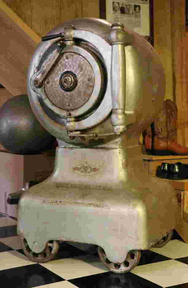 YORK SAFE LOCK COMPANY CANNON BALL SAFE york-safe-lock-company-cannon-ball-safe
