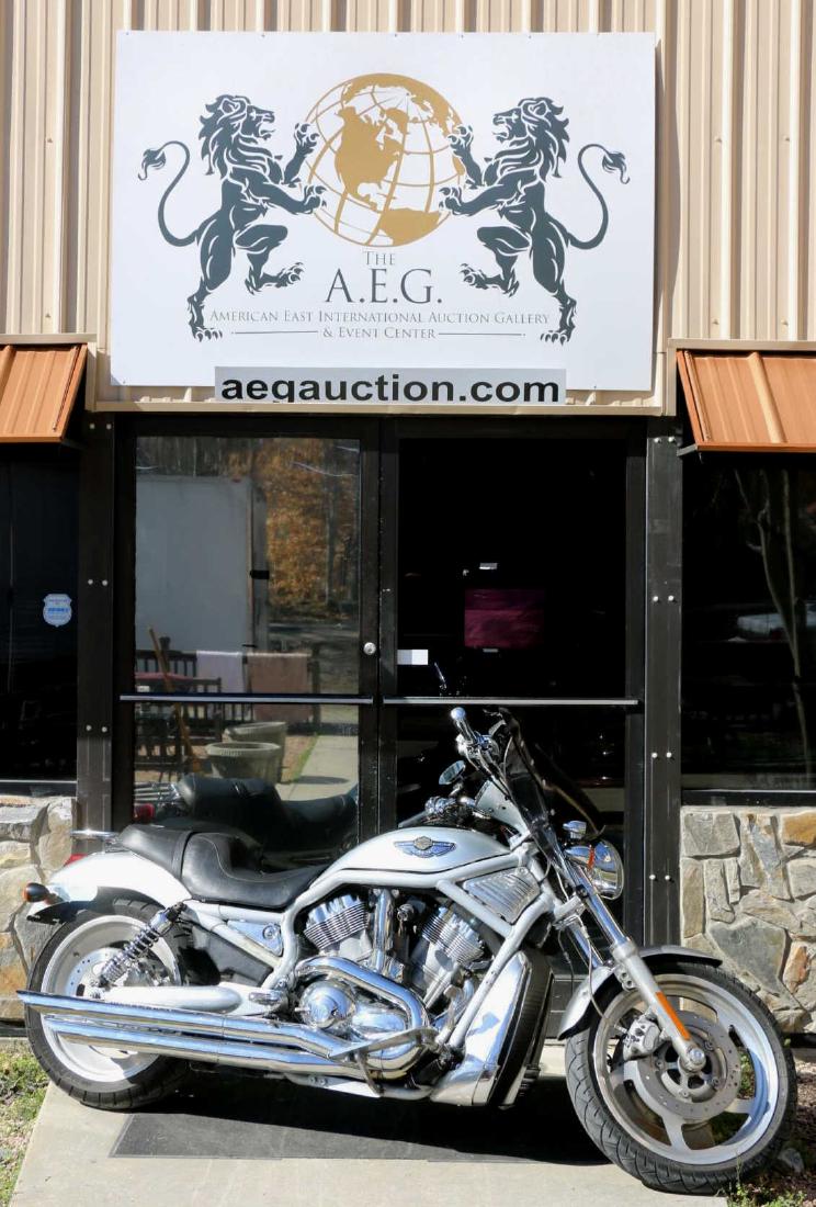 HARLEY DAVIDSON 100 YEAR ANNISVERSARY V-ROD (1 of 12)