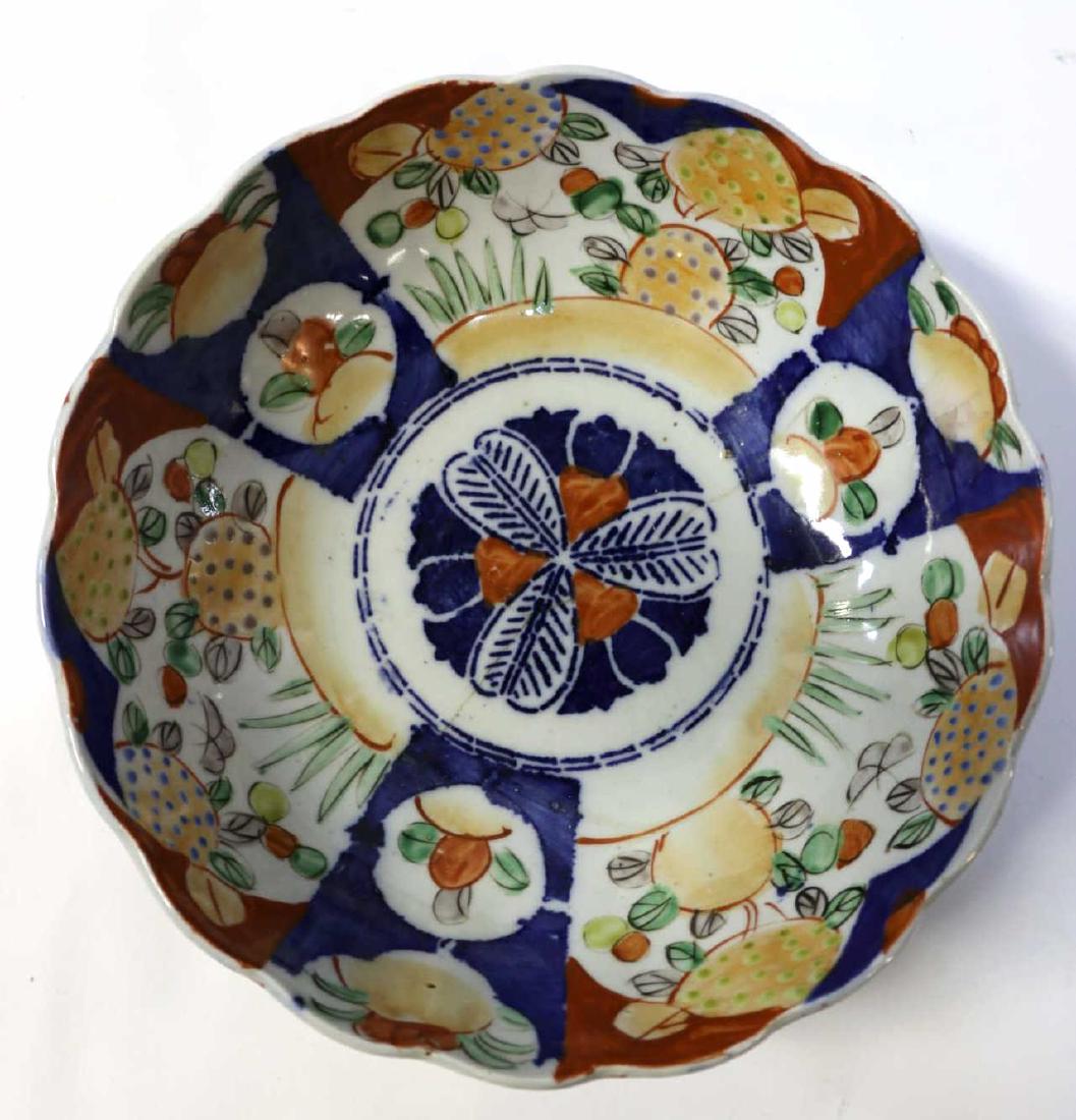 JAPANESE ANTIQUE IMARI SCALLOPED SERVING BOWL: JAPANESE ANTIQUE IMARI SCALLOPED SERVING BOWL