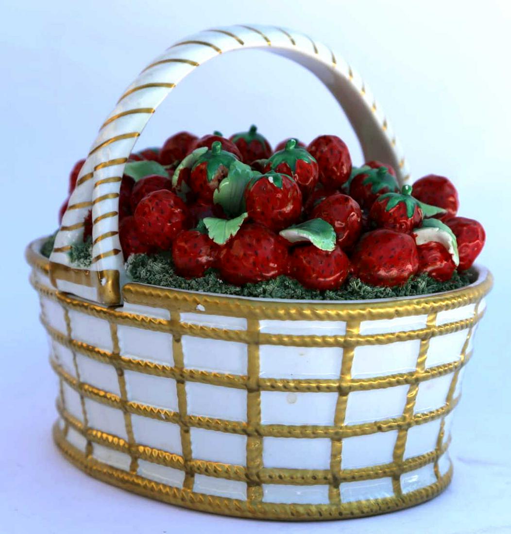 MOTTAHEDEH ITALIAN COVERED STRAWBERRY DISH: MOTTAHEDEH ITALIAN COVERED STRAWBERRY DISH