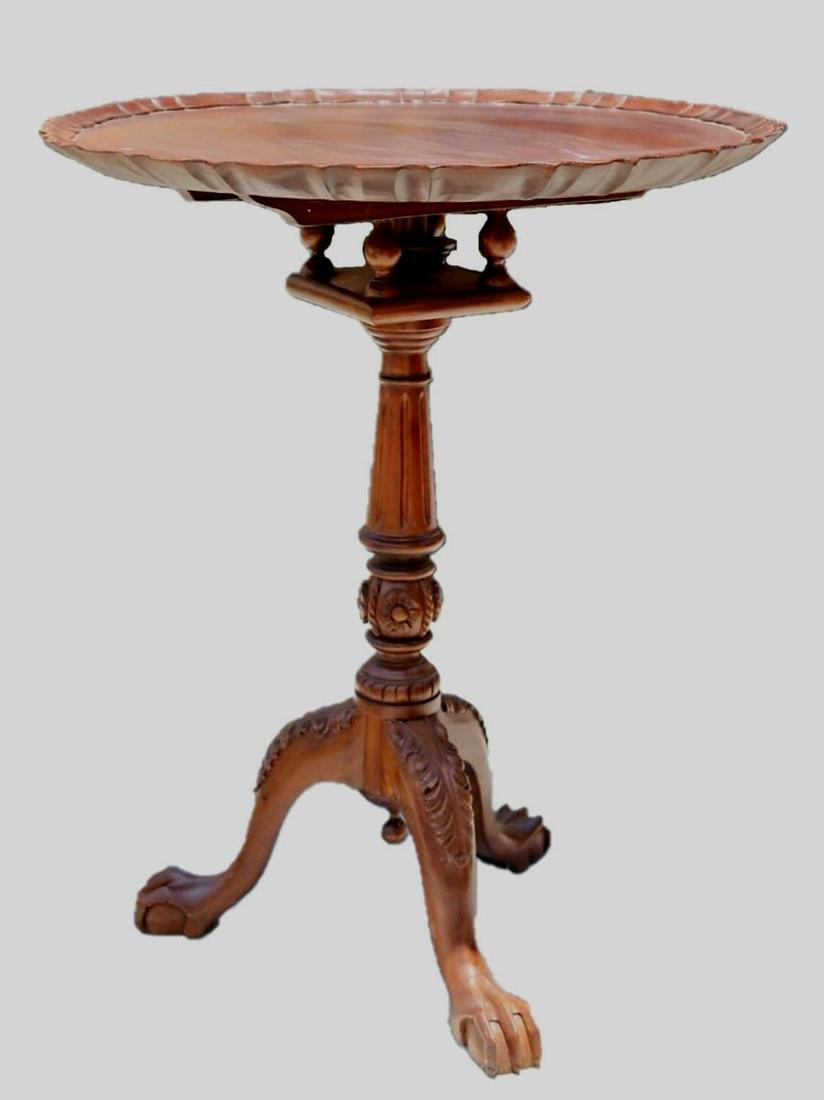 CHIPPENDALE STYLE PIE CRUST TILT TOP TABLE: MAHOGANY CHIPPENDALE STYLE PIE CRUST TILT TOP TABLE