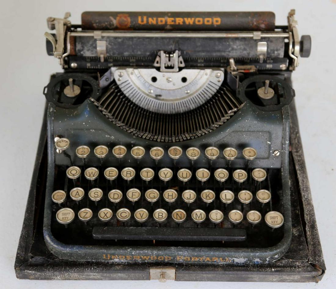 UNDERWOOD PORTABLE ANTIQUE TYPEWRITER: UNDERWOOD PORTABLE ANTIQUE TYPEWRITER