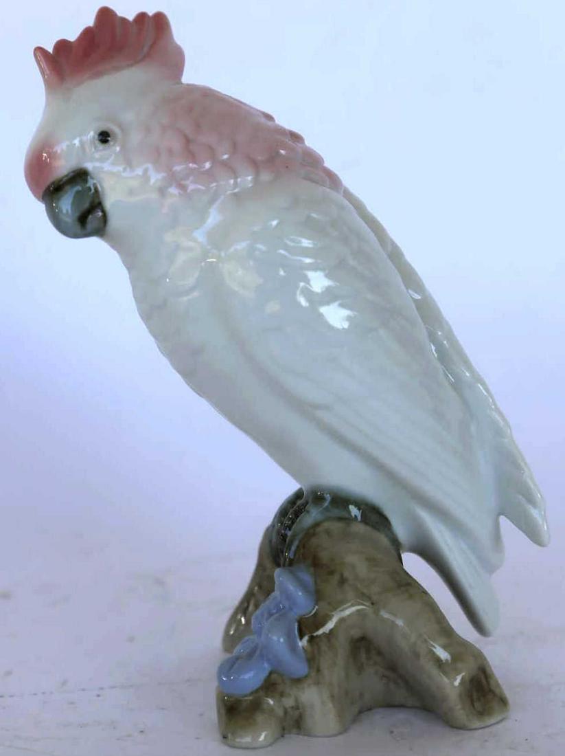ROYAL DUX PORCELAIN PARROT SCULPTURE: ROYAL DUX PORCELAIN PARROT SCULPTURE
