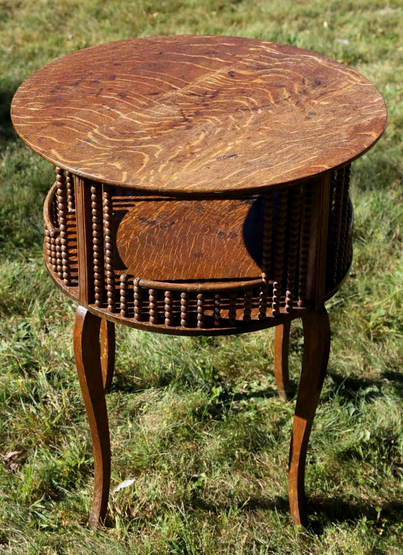 AMERICAN ANTIQUE OAK TWO TIER SPINDLE TABLE: AMERICAN ANTIQUE OAK TWO TIER SPINDLE TABLE