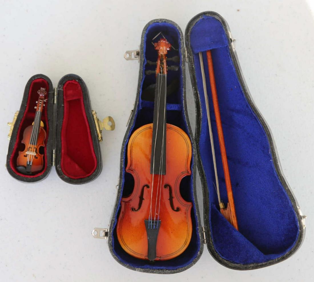 MINIATURE VIOLIN GROUPING: MINIATURE VIOLIN GROUPING
