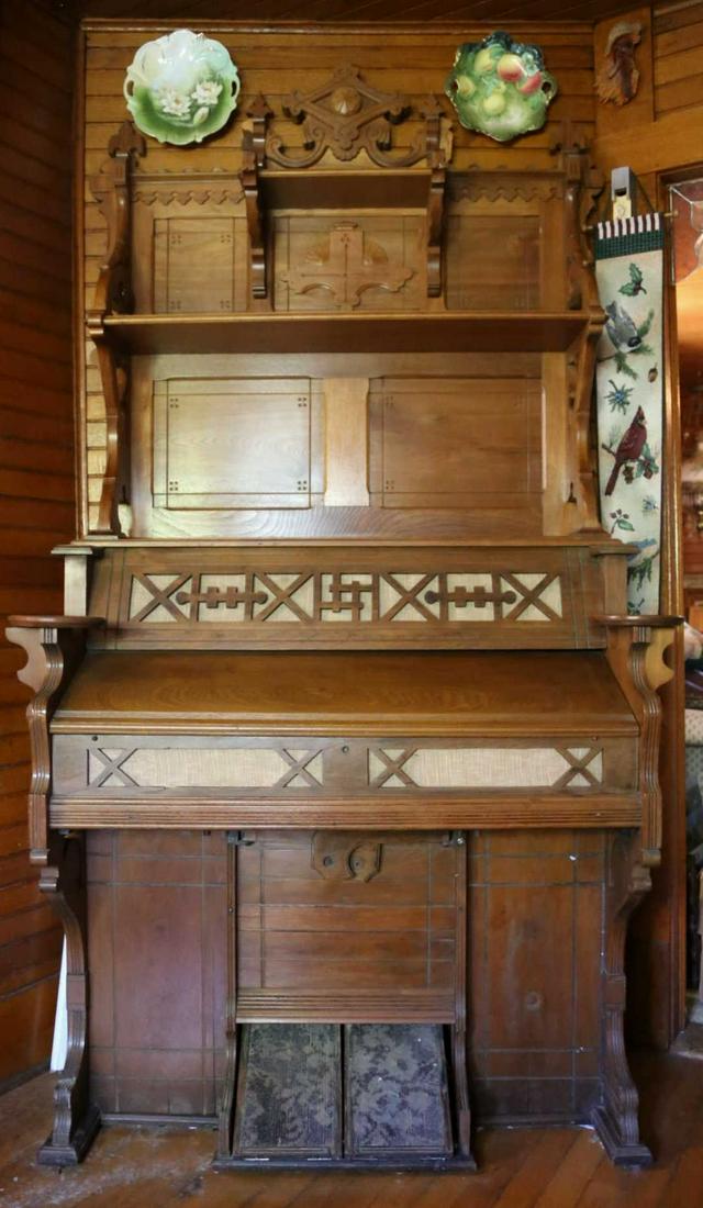 AMERCIAN ANTIQUE WALNUT EAST LAKE PUMP ORGAN: AMERCIAN ANTIQUE WALNUT EAST LAKE PUMP ORGAN