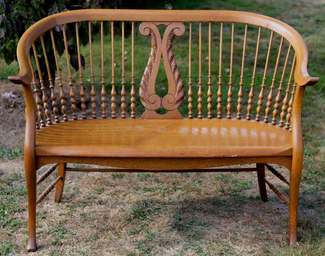 AMERCIAN ANTIQUE OAK SPINDLE BACK SETTEE: AMERCIAN ANTIQUE OAK SPINDLE BACK SETTEE
