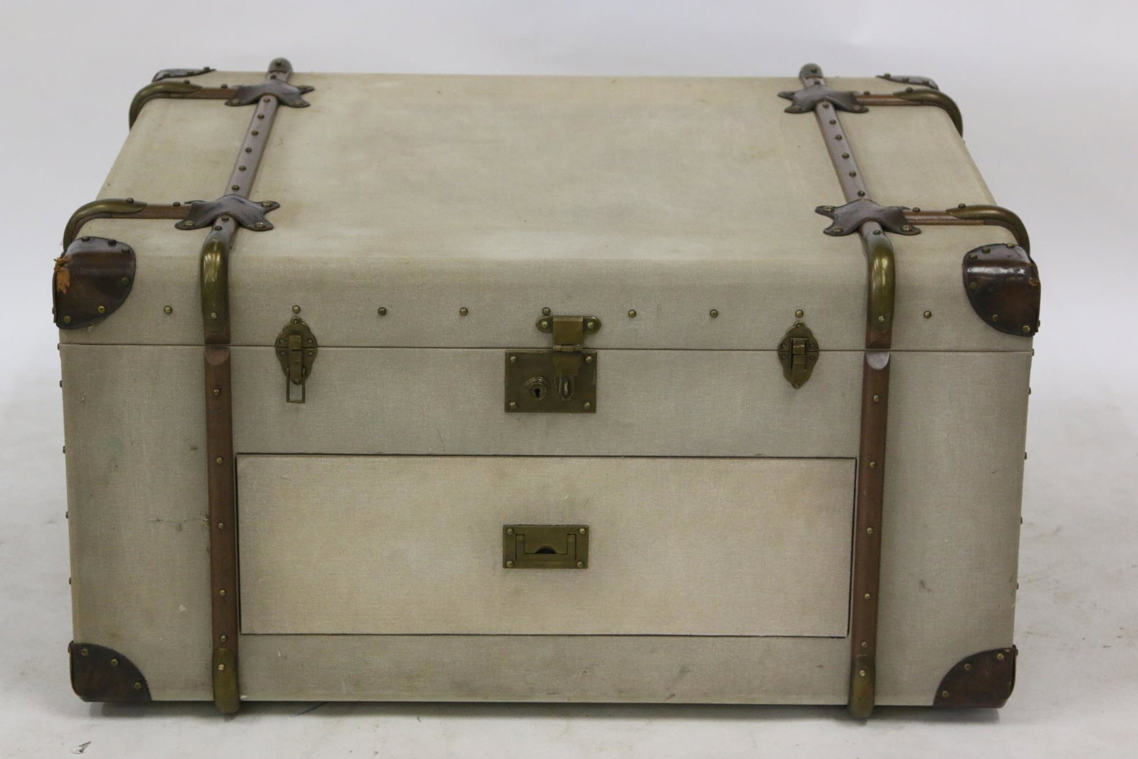 RALPH LAUREN FITTED STEAMER TRUNK COFFEE TABLE: FINE RALPH LAUREN FITTED STEAMER TRUNK COFFEE TABLE WITH DRAWERS AND WORKING TOP STORAGE