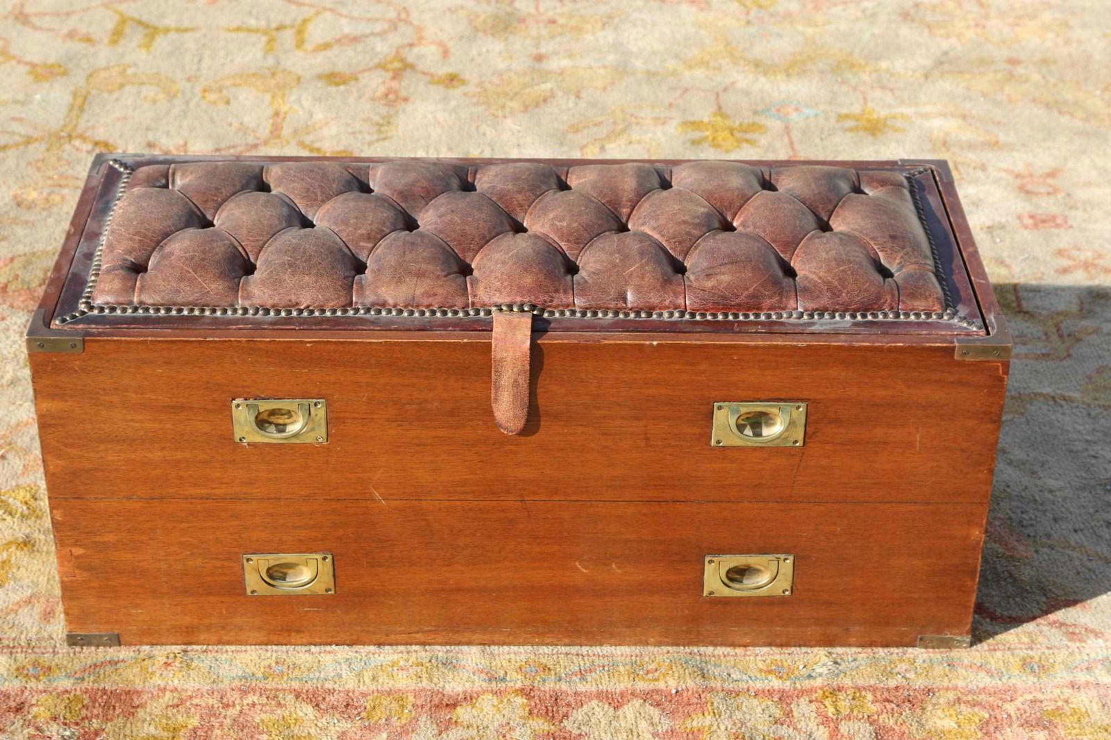 ENGLISH ANTIQUE LEATHER TUFTED TOP CAMPAIGN BENCH: ENGLISH ANTIQUE LEATHER TUFTED TOP CAMPAIGN BENCH