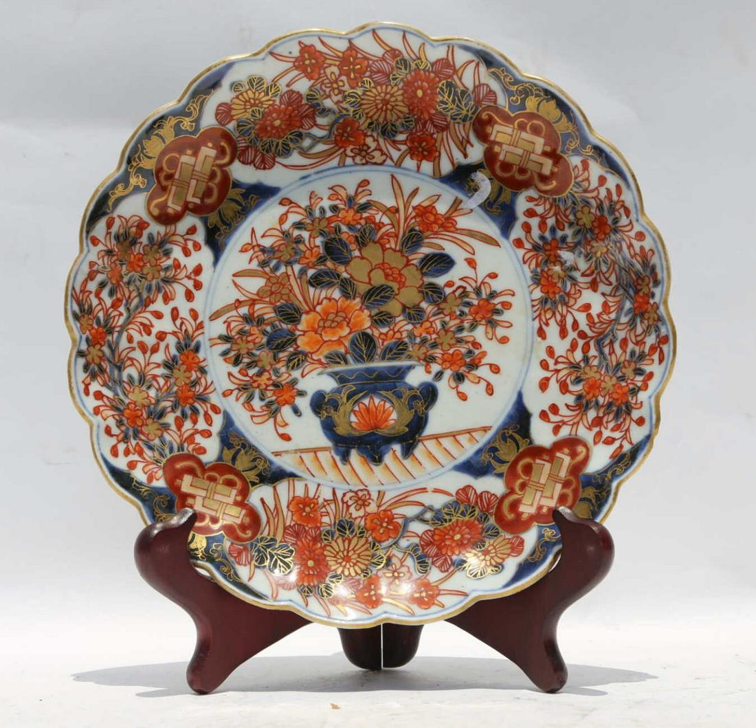 JAPANESE ANTIQUE FUKAGAWA IMARI CABINET PLATE: JAPANESE ANTIQUE FUKAGAWA IMARI SCALLOPED CABINET PLATE