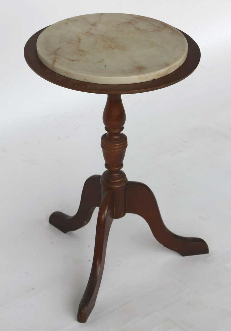 MARBLE TOP MAHOGANY TRIPOD TABLE: MARBLE TOP MAHOGANY TRIPOD TABLE