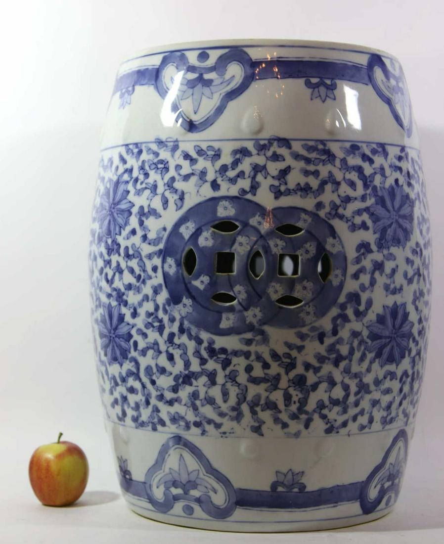 CHINESE BLUE & WHITE GARDEN SEAT: CHINESE BLUE & WHITE GARDEN SEAT