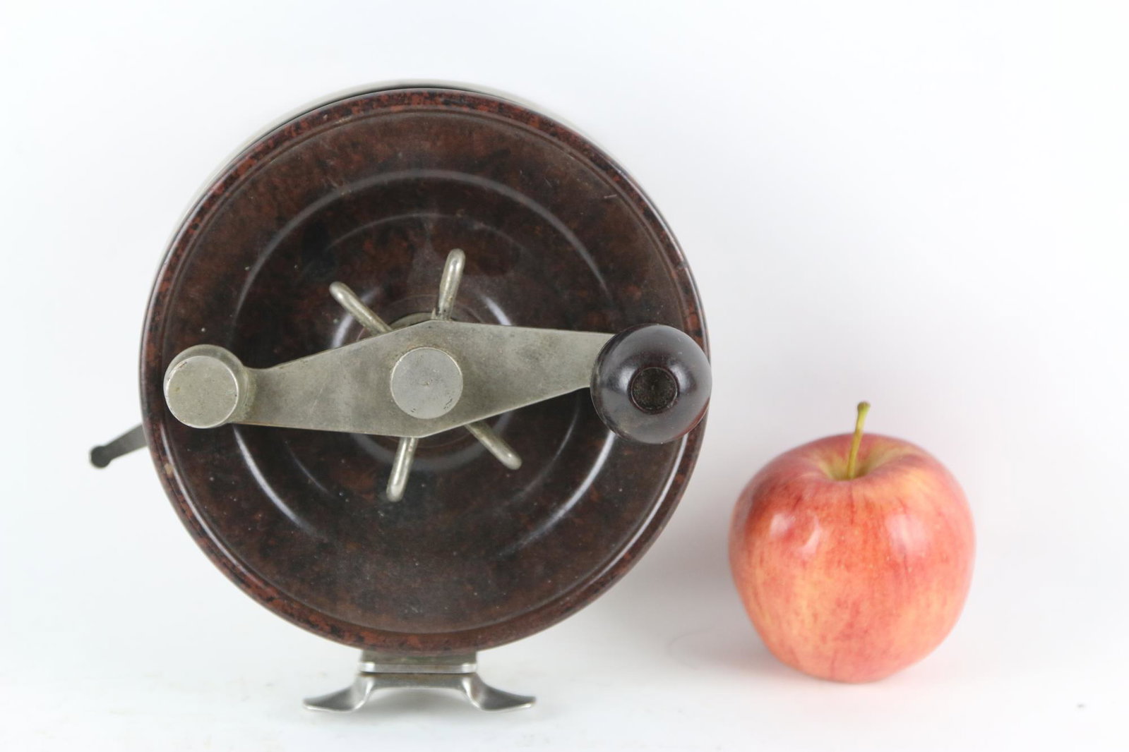 ANTIQUE BAKELITE FISHING REEL: ANTIQUE BAKELITE FISHING REEL