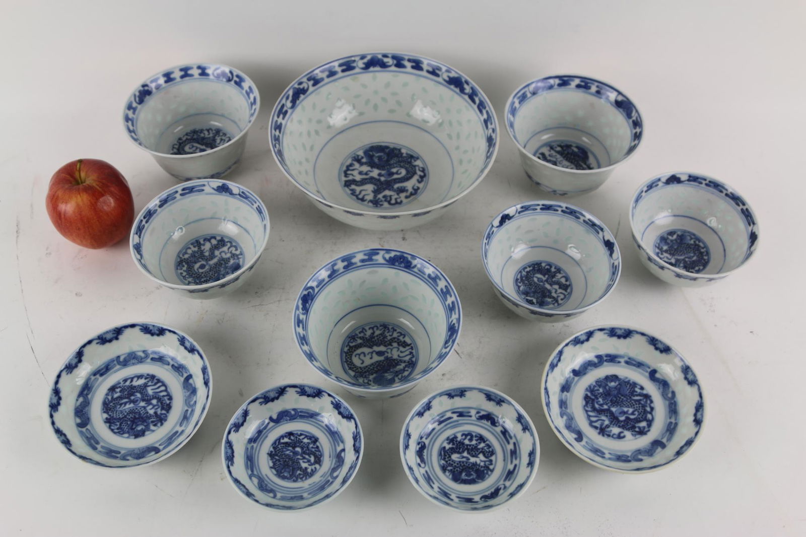 CHINESE ANTIQUE PORCELAIN GROUPING: CHINESE ANTIQUE PORCELAIN GROUPING