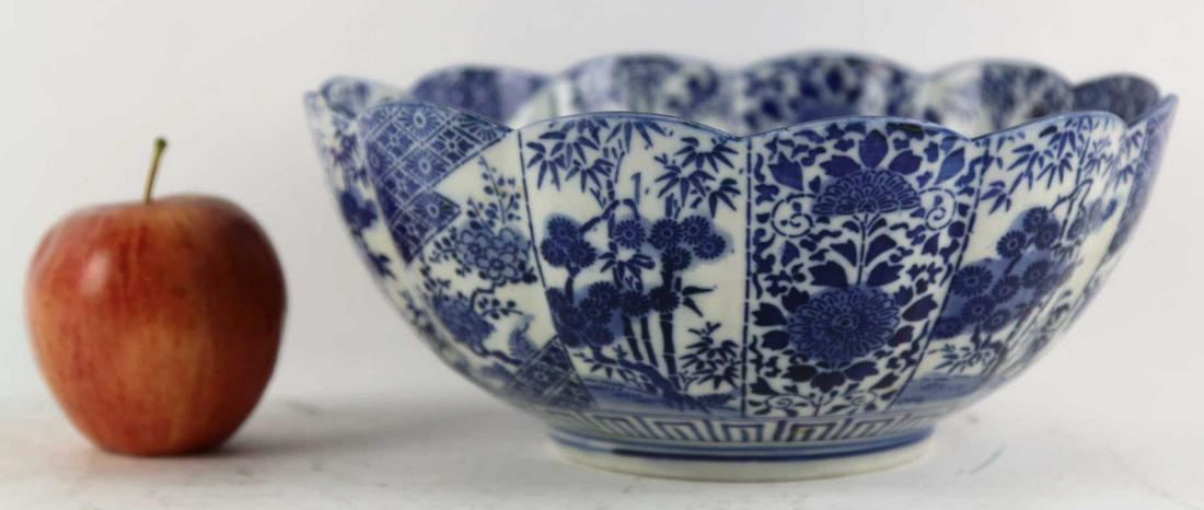 JAPANESE ANTIQUE FLORAL SCALLOPED SERVING BOWL: JAPANESE ANTIQUE FLORAL SCALLOPED SERVING BOWL