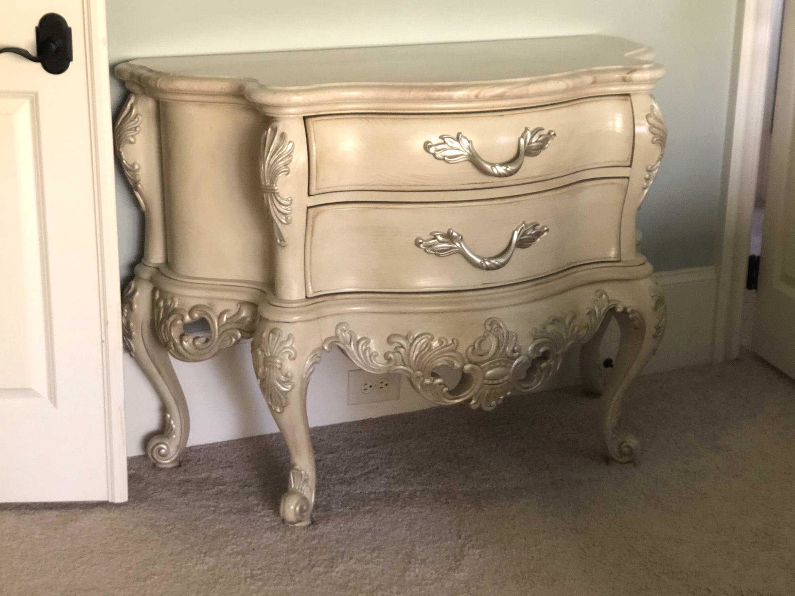 HENREDON FRENCH LADIES MARBLE TOP COMMODE: HENREDON FRENCH LADIES MARBLE TOP COMMODE