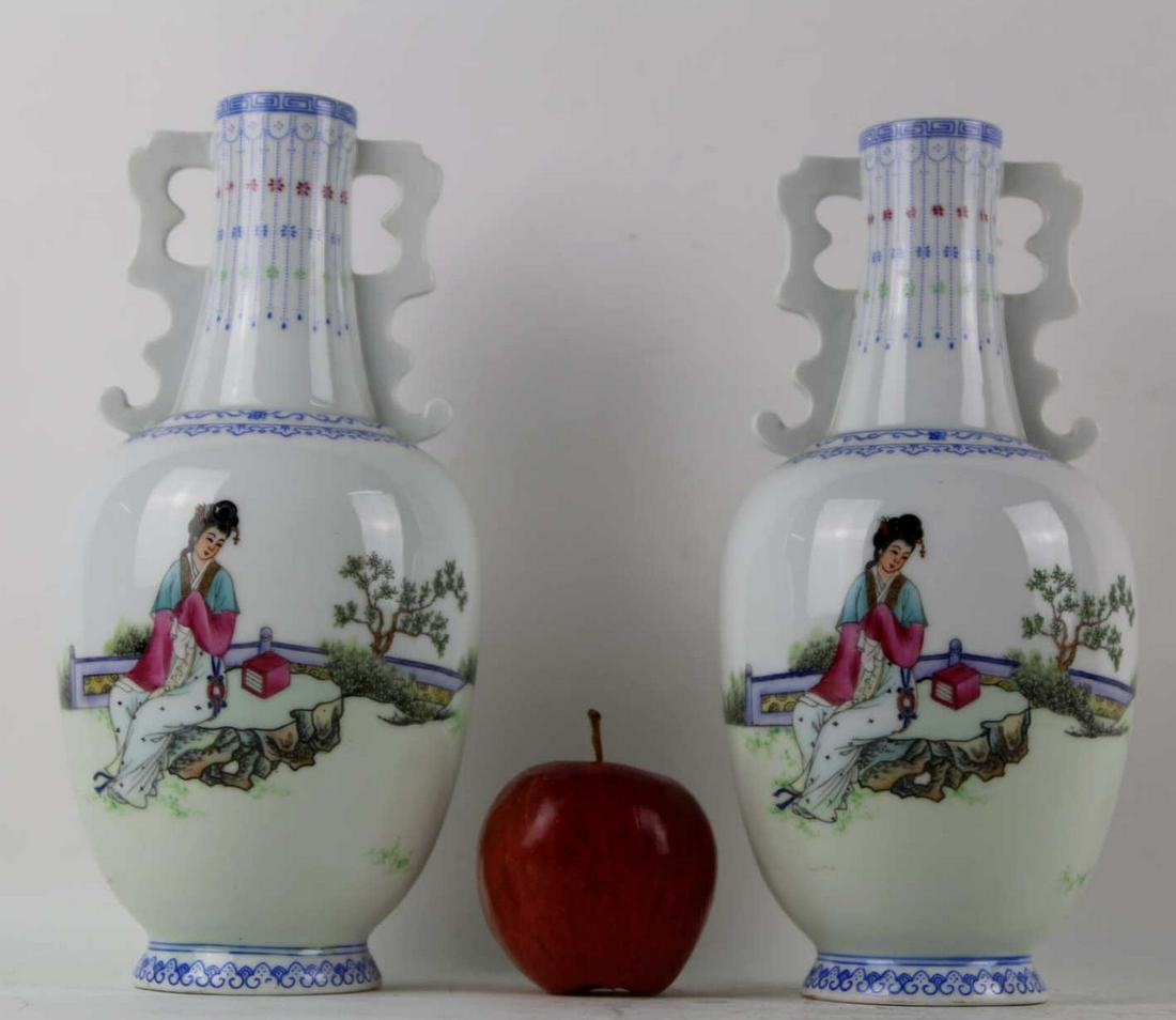 CHINESE 10.5" FINE TWIN HANDLED CABINET VASES: CHINESE FINE TWIN HANDLED CABINET VASES