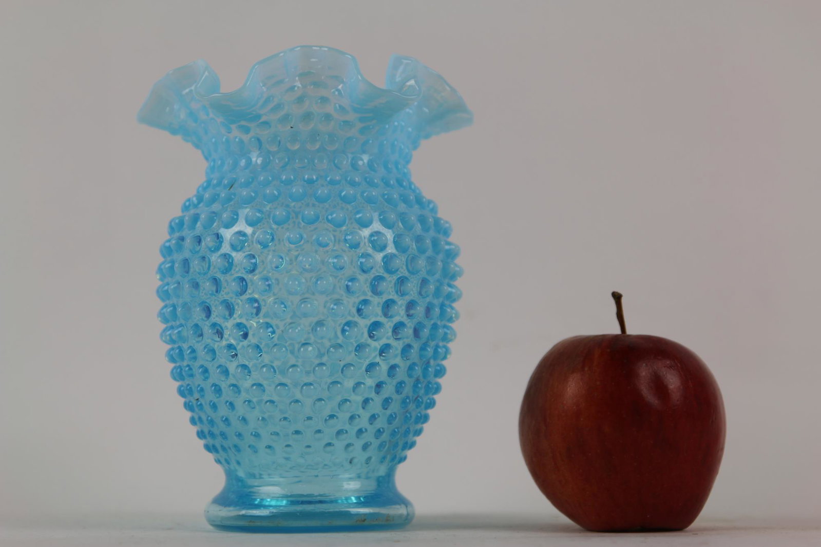 AMERICAN ANTIQUE HOBNAIL VASE: AMERICAN ANTIQUE HOBNAIL VASE Height 6 Width 4.5 in