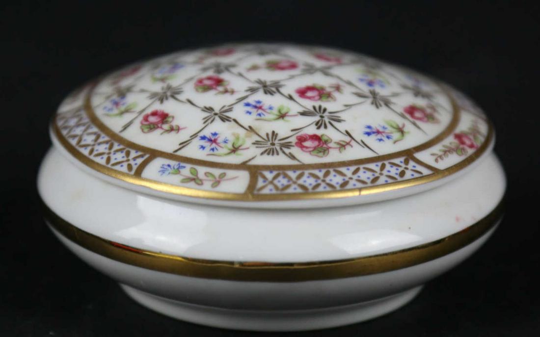 SERVES FRENCH LIMOGES LADIES LIDDED DRESSER BOX: SERVES FRENCH LIMOGES LADIES LIDDED DRESSER BOX Height 1.5 inches