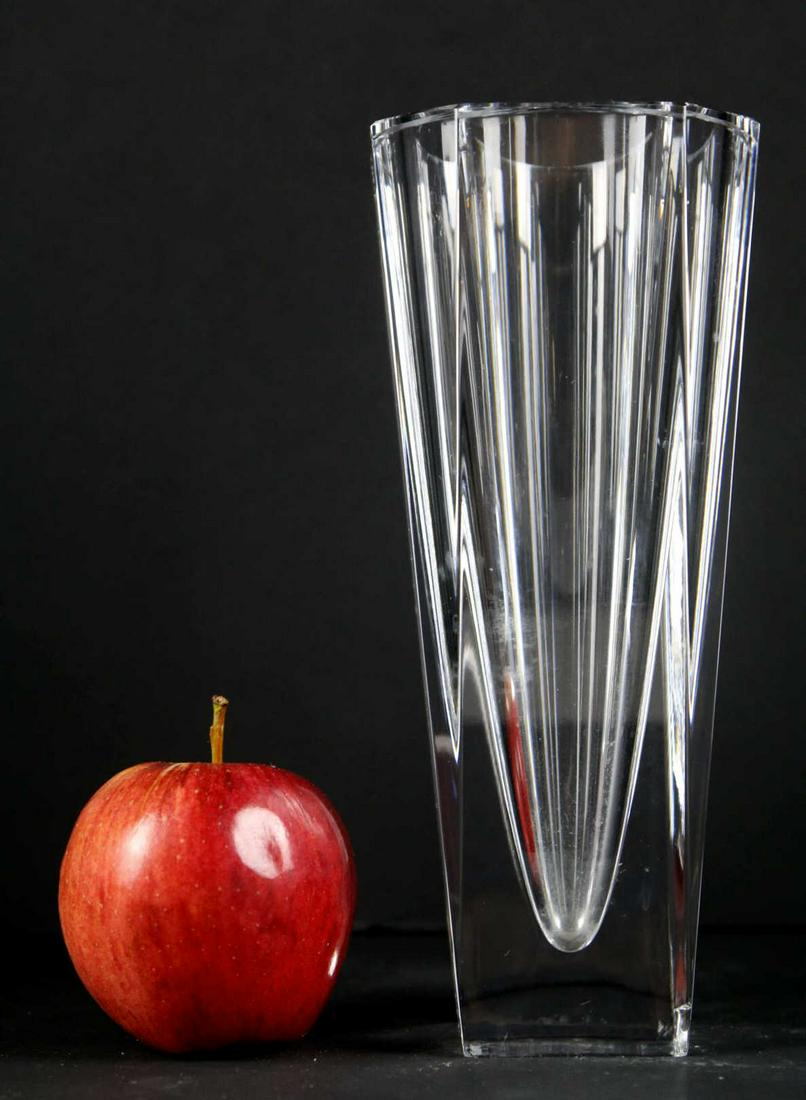 ORREFORS SWEDISH ART GLASS 9" TALL VASE: ORREFORS SWEDISH ART GLASS 9" TALL VASE Height 9 Width 3.5 in