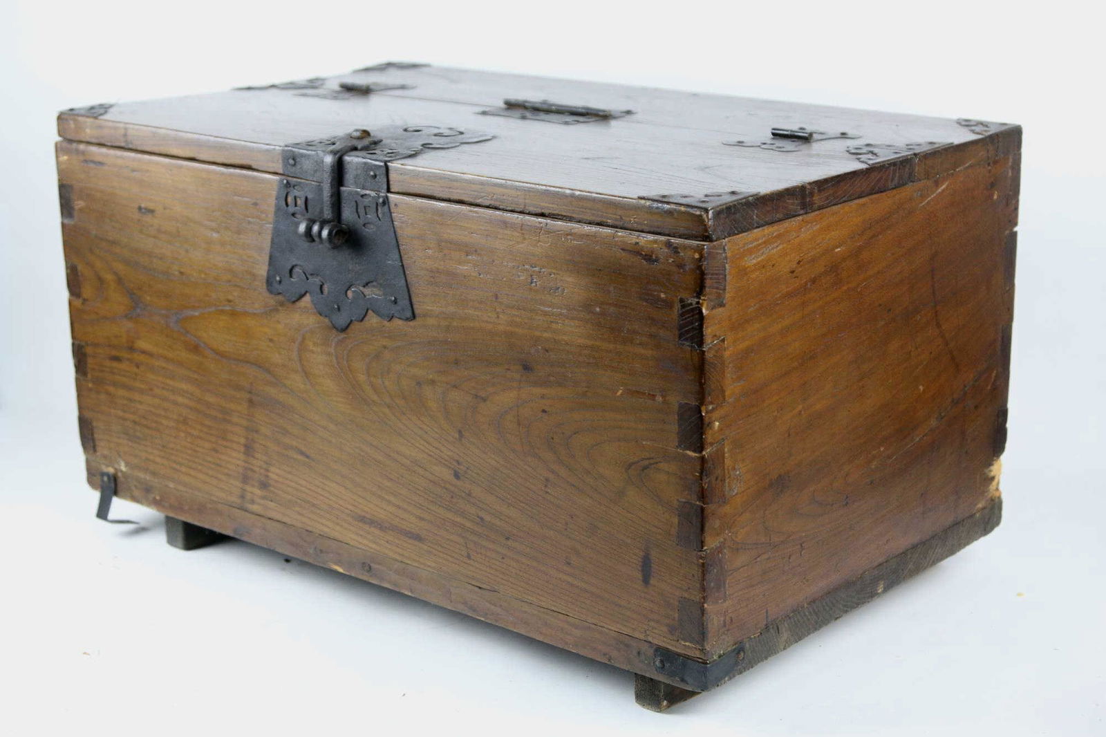 CHINESE ANTIQUE TRUNK: CHINESE ANTIQUE TRUNK