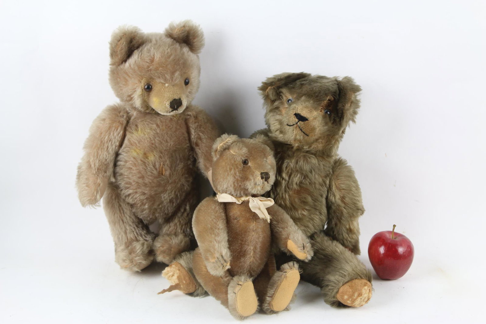 ANTIQUE TEDDY BEAR GROUPING ATTRIBUTED TO STEIFF: ANTIQUE TEDDY BEAR GROUPING ATTRIBUTED TO STEIFF