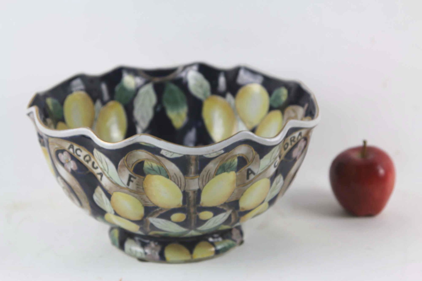 FINE ITALIAN CERAMIC LEMON BOWL: FINE ITALIAN CERAMIC LEMON BOWL WITH SCALLOP EDGE Height 6