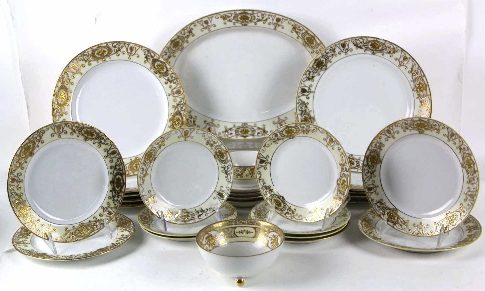 NORITAKE FINE PORCELAIN DINNER SERVICE: NORITAKE FINE PORCELIAN DINNER SERVICE DINNER AND SALAD PLATES WITH BOWLS Condition Report GOOD