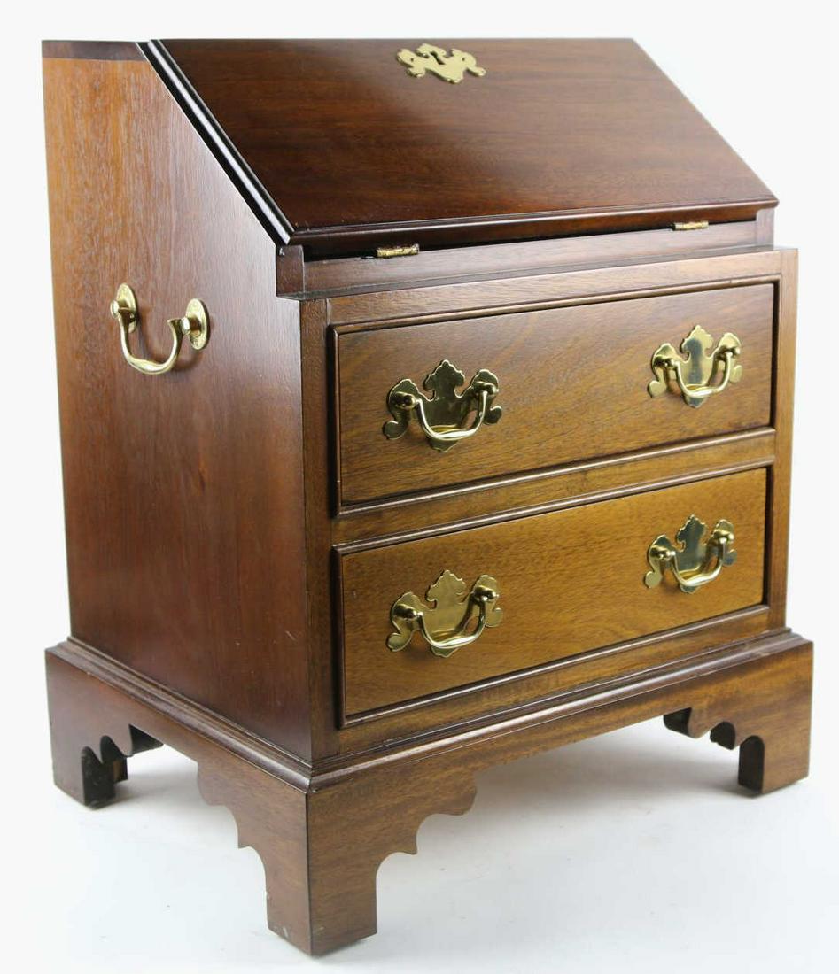 AMERICAN PETITE MAHOGANY SLANT FRONT CHILD'S DESK: AMERICAN PETITE MAHOGANY SLANT FRONT CHILD'S DESK 20" open 13" closed Condition Report GOOD