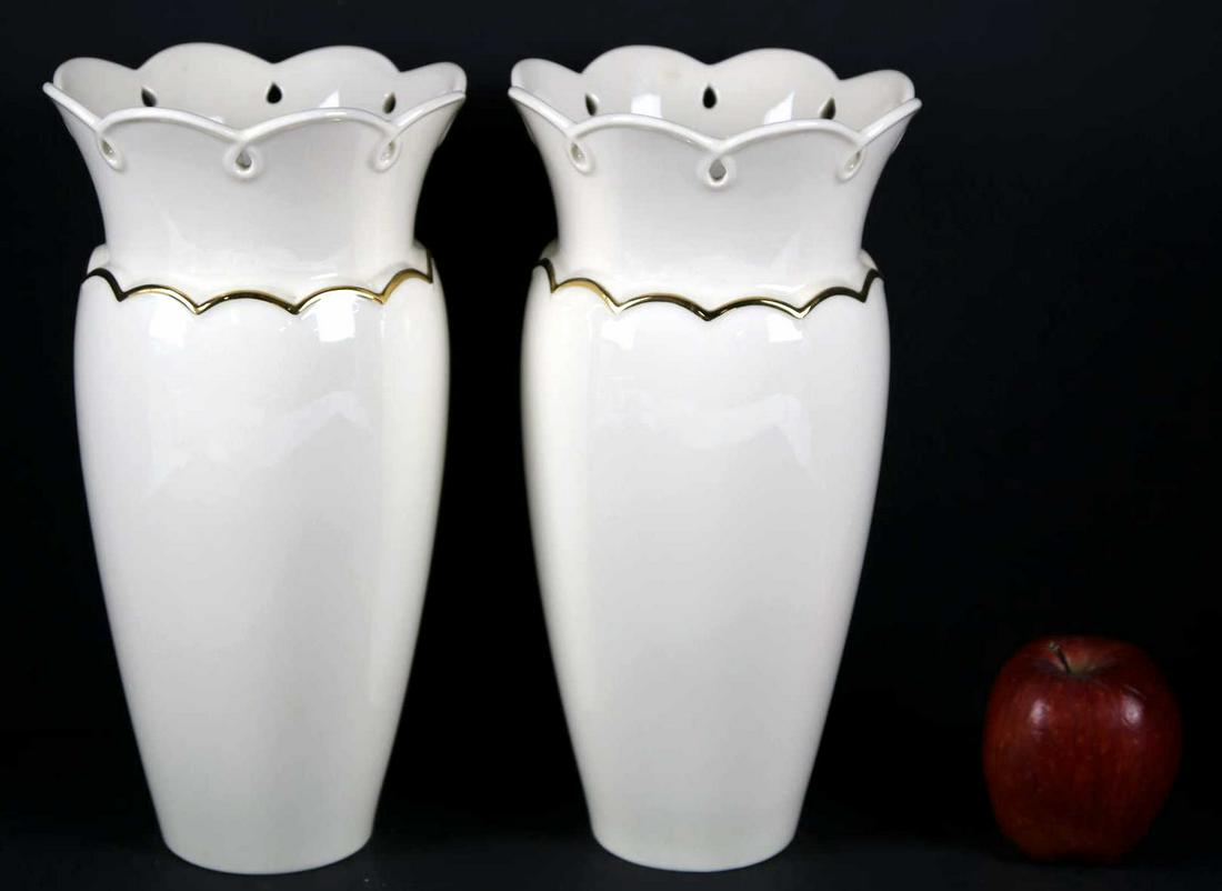 FINE LENOX PORCELAIN "PERFECT PETALS" VASES: FINE LENOX PORCELAIN "PERFECT PETALS" VASES Condition Report GOOD Height 10 Width 5.5 in