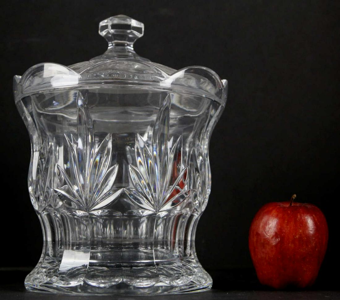 FINE 10.5" CRYSTAL BISCUIT BARREL: FINE 10.5" CRYSTAL BISCUIT BARREL Condition Report GOOD Height 10.5 Width 7.5 in