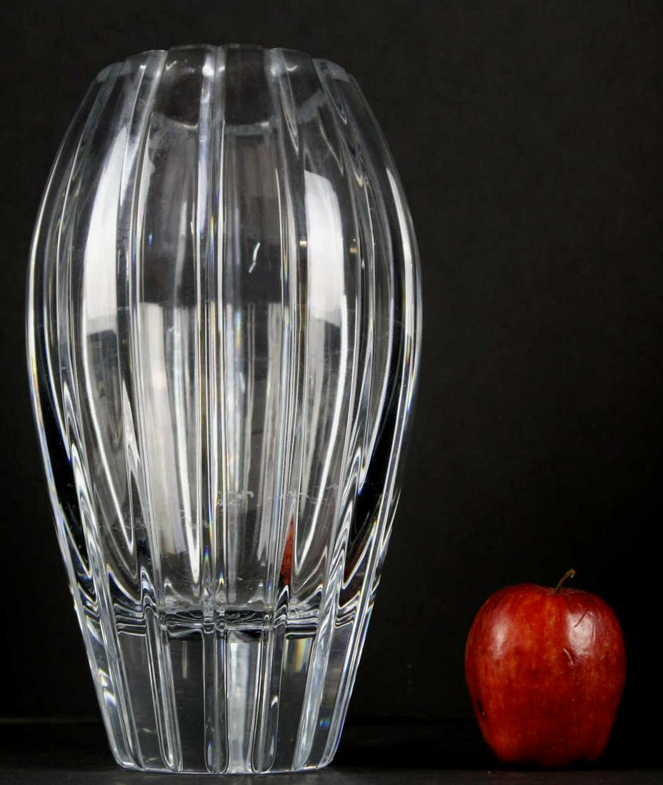 FINE 12" CRYSTAL GRADUATED FLORAL VASE: FINE 12" CRYSTAL GRADUATED FLORAL VASE Condition Report GOOD Height 12 Width 6 in