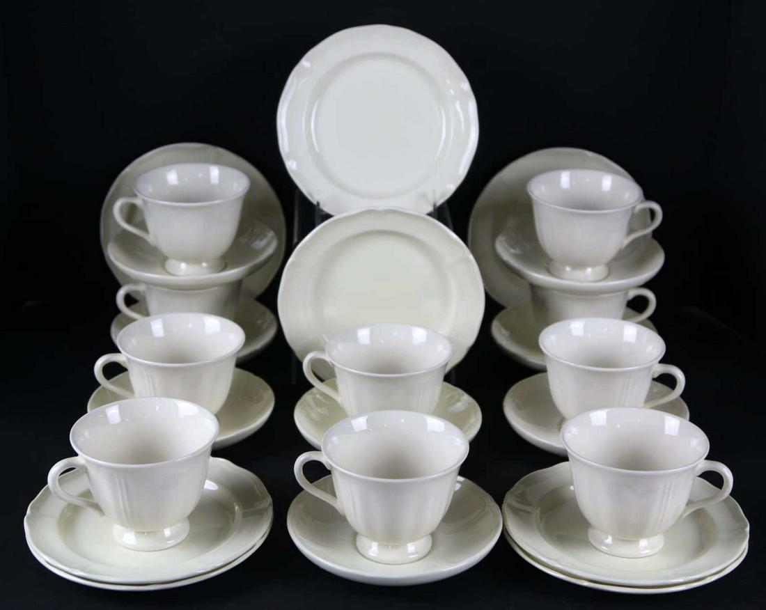 WEDGWOOD "QUEENS SHAPE" PARTIAL DINNER SERVICE: WEDGWOOD "QUEENS SHAPE" PARTIAL DINNER SERVICE CUP, SAUCERS & BREAD PLATES Condition Report GOOD