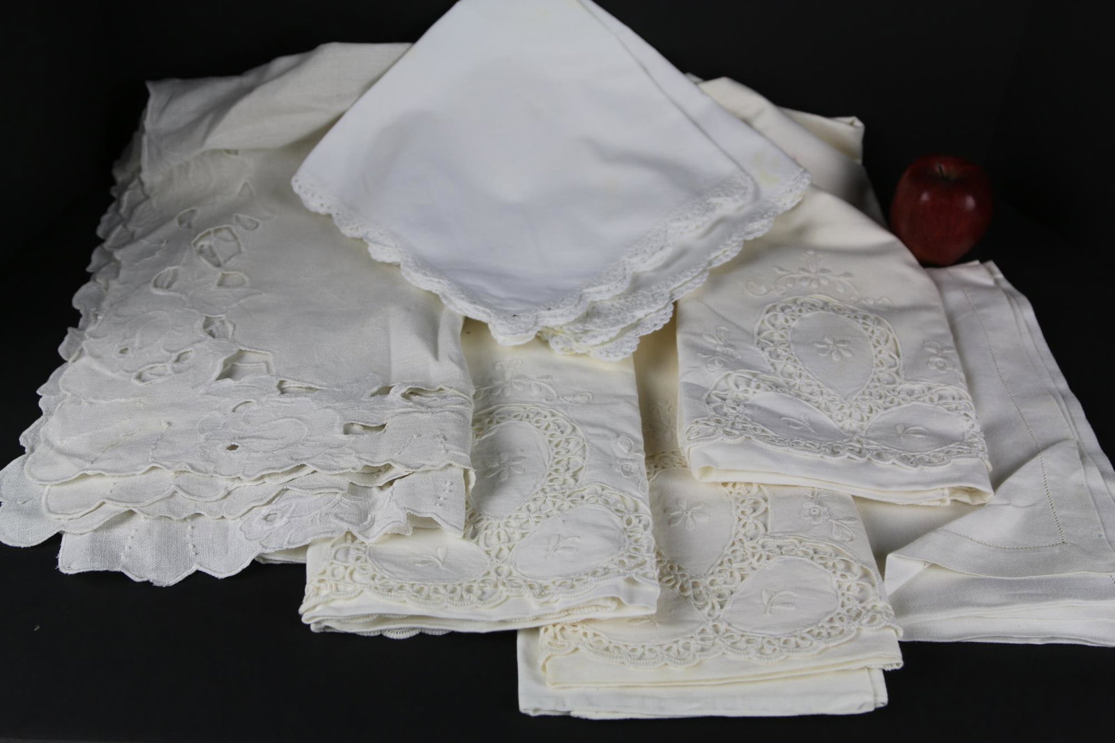 FINE VINTAGE HANDMADE IRISH LINEN GROUPING: FINE VINTAGE HANDMADE IRISH LINEN GROUPING Condition Report GOOD