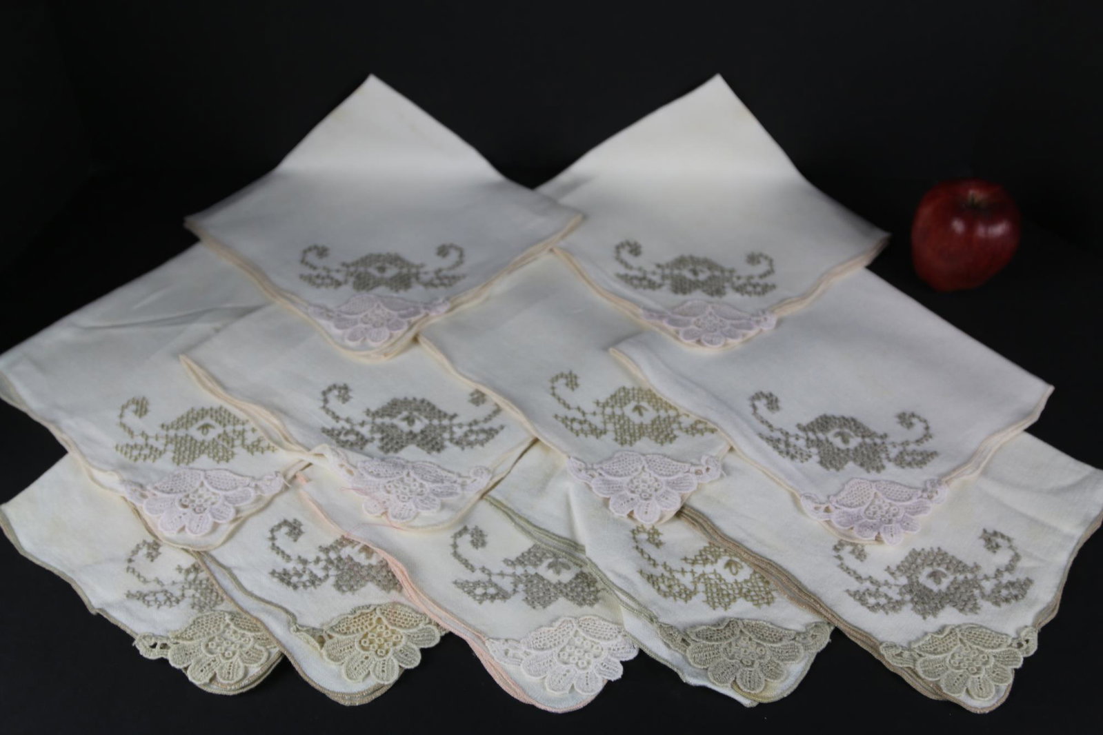 FINE VINTAGE HANDMADE LINEN GROUPING: FINE VINTAGE HANDMADE LINEN GROUPING Condition Report GOOD
