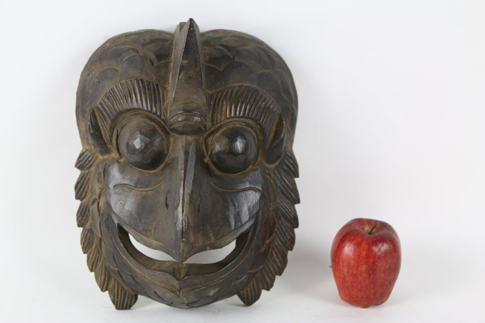 HAND CARVED VINTAGE BALINESE MASK: HAND CARVED VINTAGE BALINESE MASK Condition Report GOOD Height 10 Width 8 in