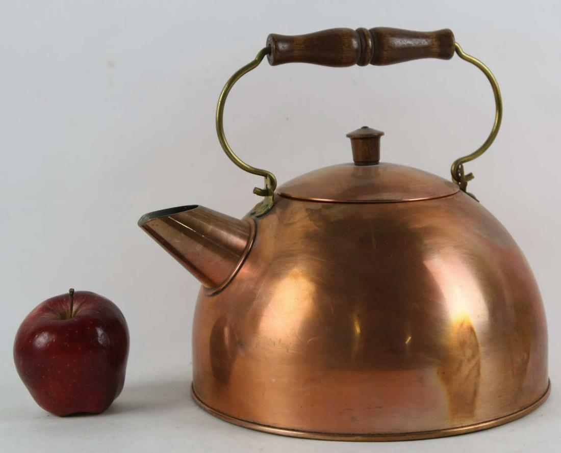 ANTIQUE ENGLISH COPPER KETTLE WITH HANDLE: ANTIQUE ENGLISH COPPER KETTLE WITH HANDLE Condition Report GOOD Height 10 Width 11 in